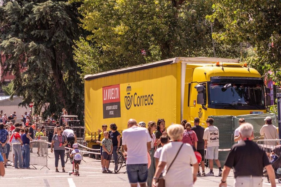 Uno de los vehículos logísticos empleados por Correos para movilizar toda la infraestructura de La Vuelta