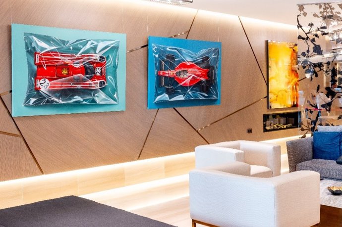 Lobby de VP Plaza España Design 5*, con las obras 917 Salzburg Bag Project (izquierda) y Ferrari Nigel Mansell Bag Project (derecha), de Manu Campa.