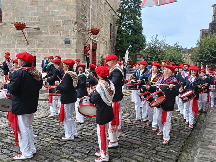 Archivo - La compañía Jaizkibel desfila en Hondarribia