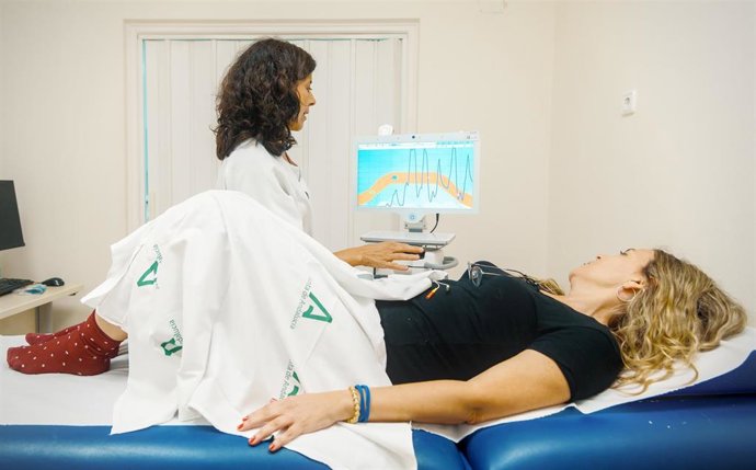 Una doctora asiste a una paciente con patologías relacionadas con suelo pélvico