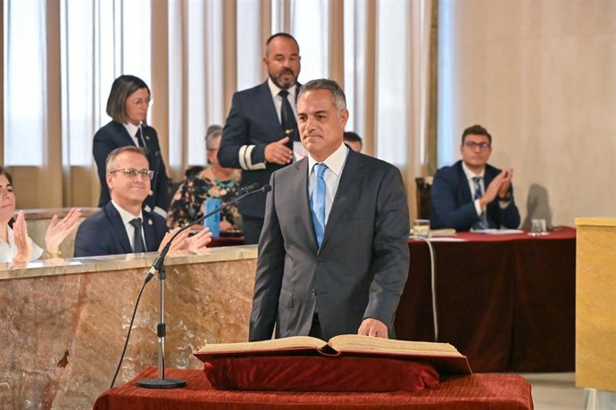 Alejandro Soler Soria, durante su toma de posesión como concejal del Grupo Municipal Popular en el Ayuntamiento de Almería.