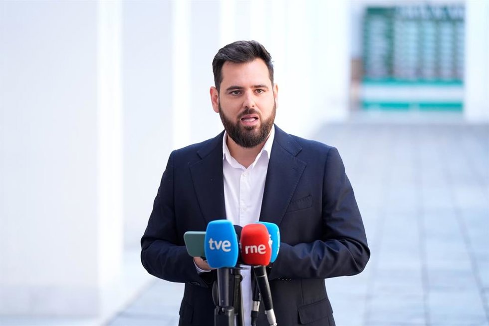El secretario adjunto de Organización del PSOE-A, Alejandro Moyano, atiende a los medios en el Parlamento andaluz.