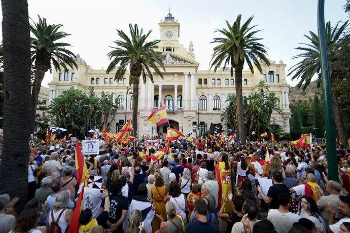 Imágenes de la concentración en Málaga en apoyo al pueblo de Ceuta.