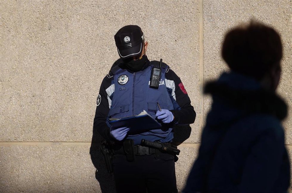 Archivo - Un agente de la Policía Municipal de Madrid 