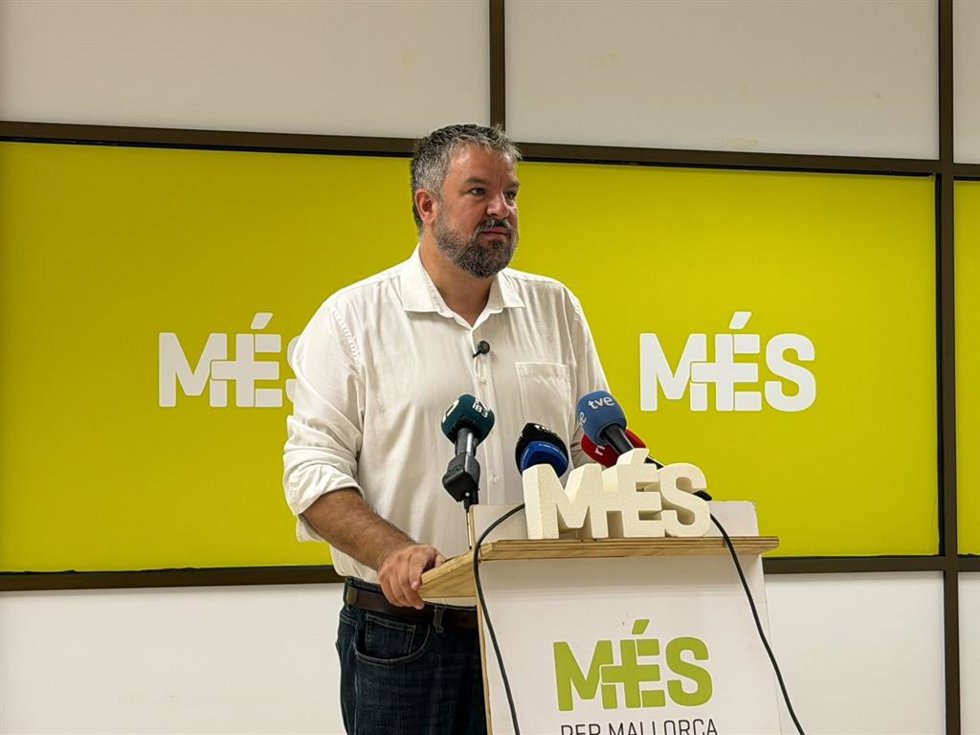 El portavoz de MÉS per Mallorca en el Parlament, Lluís Apesteguia, en una rueda de prensa en la sede del partido.