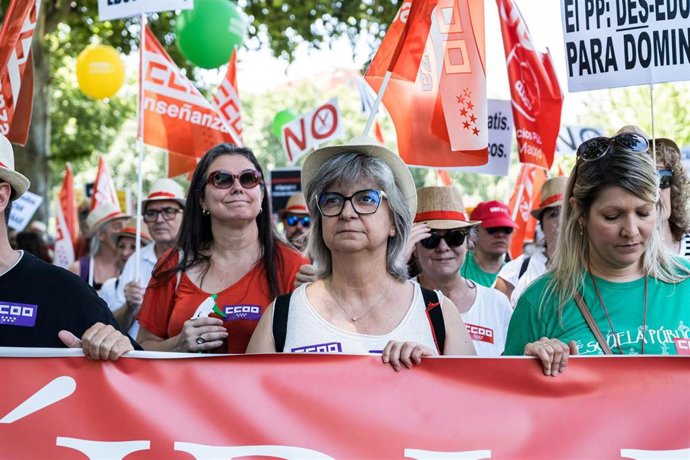 Archivo - La secretaria general de CCOO de Madrid, Paloma López (c), y la secretaria general de la Federación de Enseñanza de CCOO, Aída San Millán (d), durante una manifestación en favor de la educación pública, a 14 de junio de 2026, en Madrid (España).