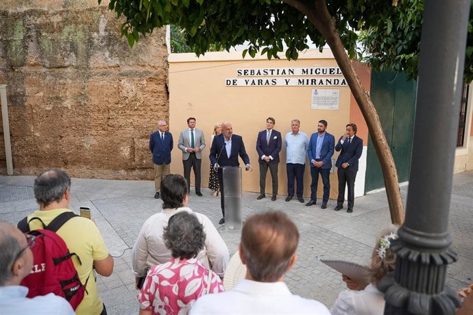 Foto de familia tras la rotulación de una calle dedicada al fundador de la hermandad de Los Gitanos, junto al santuario de la corporación de la Madrugada
