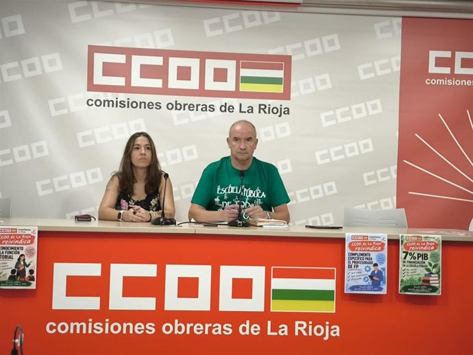 El secretario general de FECCOO La Roja, Pedro Antolín, y Naiara Cantabrana, de la Ejecutiva en comparecencia de prensa