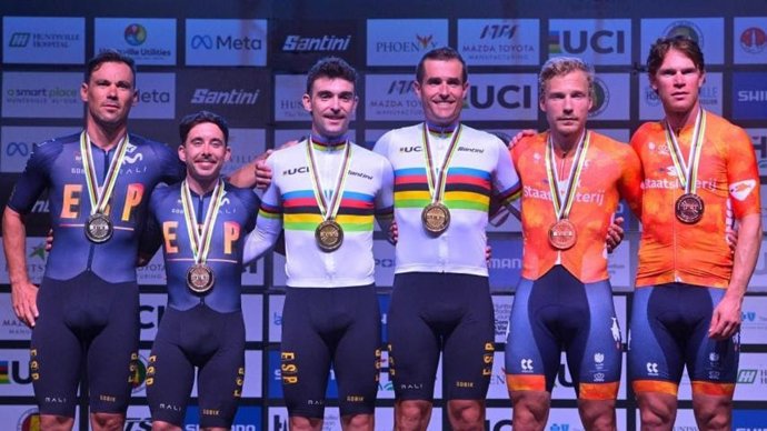 Los ciclista españoles Imanol Arriortua, Mikel Aristi, Joan Sansó y Eloy Teruel en el podio del Campeonato del Mundo de Huntsville (Estados Unidos).