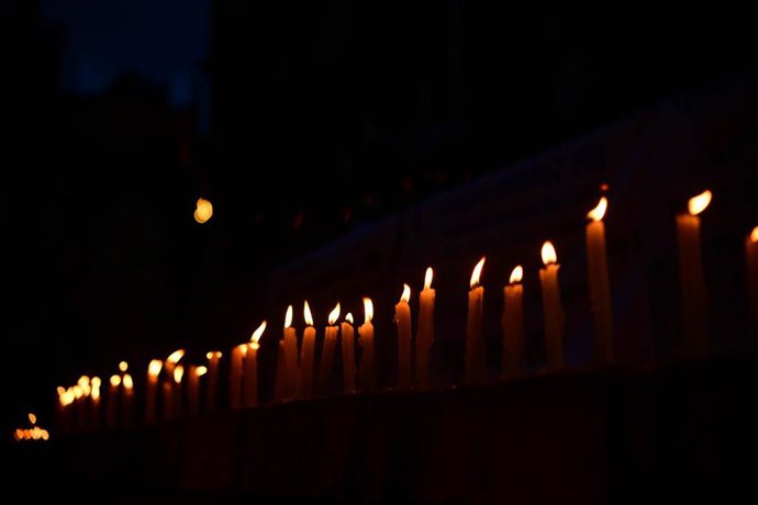 Velas encendidas en la capital de Nepal, Katmandú, en recuerdo a las víctimas de las devastadoras riadas registradas el 26 de agosto de 2026 en la frontera con China (archivo)