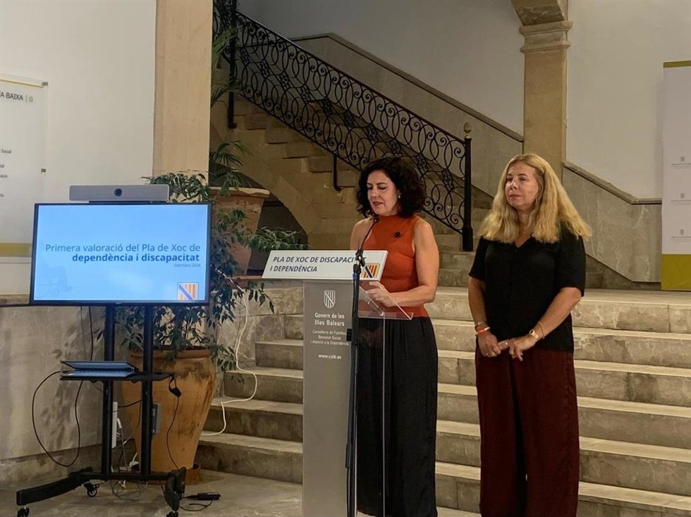 La consellera de Familias, Bienestar Social y Atención a la Dependencia, Sandra Fernández, en la rueda de prensa