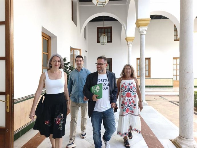El portavoz de Adelante Andalucía, José Ignacio García, presenta junto a diputados de su grupo su proposición de ley para "eliminar" ayudas de alquiler a altos cargos de la Junta.