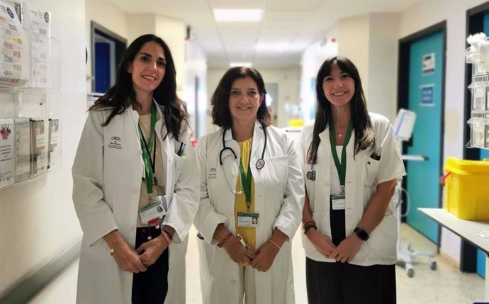 La doctora Carmen Couto y las hematólogas responsables de Banco de Sangre, María Ángeles Domínguez y Amparo Pimentel.