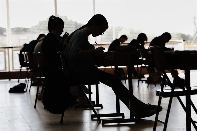 Archivo - Alumnos de bachillerato del Colegio Virgen de Europa de Boadilla del Monte (Madrid) se enfrentan a los primeros exámenes presenciales tras el parón por el coronavirus en el polideportivo del centro, con medidas de seguridad como una mayor distan