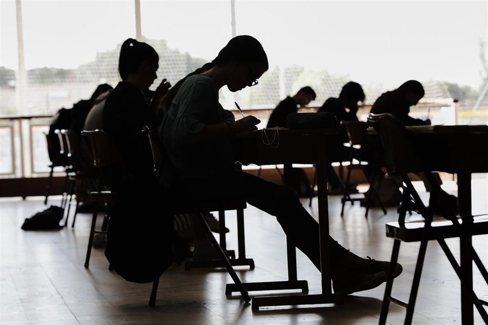 Archivo - Alumnos de bachillerato del Colegio Virgen de Europa de Boadilla del Monte (Madrid) se enfrentan a los primeros exámenes presenciales tras el parón por el coronavirus en el polideportivo del centro, con medidas de seguridad como una mayor distan