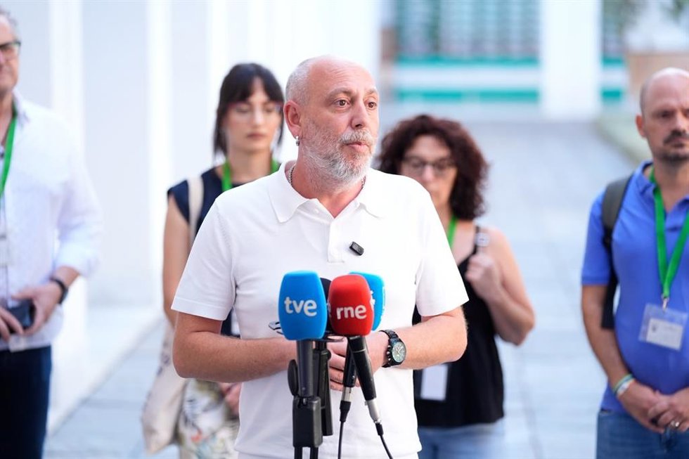 El parlamentario de Por Andalucía Ernesto Alba atiende a los medios.