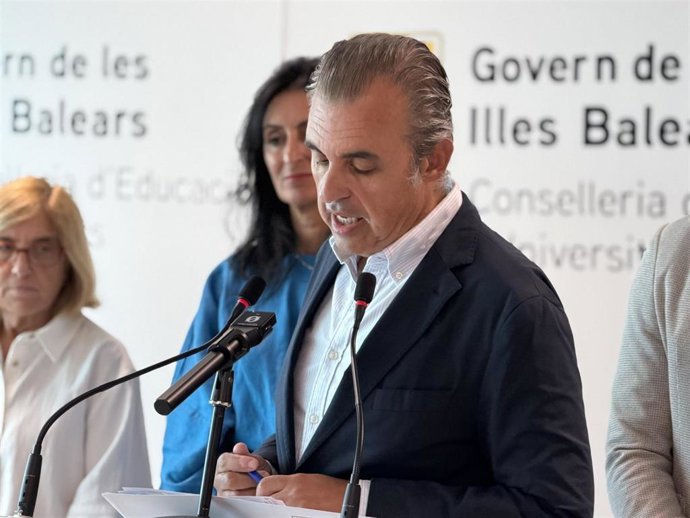 Archivo - El conseller de Educación y Universidades, Antoni Vera, atiende a los medios en una imagen de archivo
