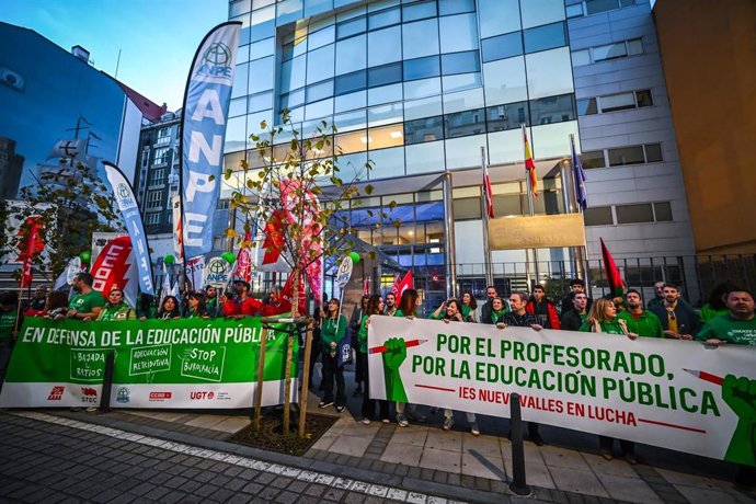 Archivo - Manifestación del profesorado cántabro.- Archivo
