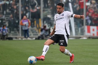 Futbol, Colo Colo vs Huachipato Fecha 18, Liga de Primera 2025 El jugador de Colo Colo Mauricio Isla es fotografiado durante un partido de primera division contra Huachipato disputado en el estadio Monumental en Santiago, Chile. 03/08/2025 Jonnathan