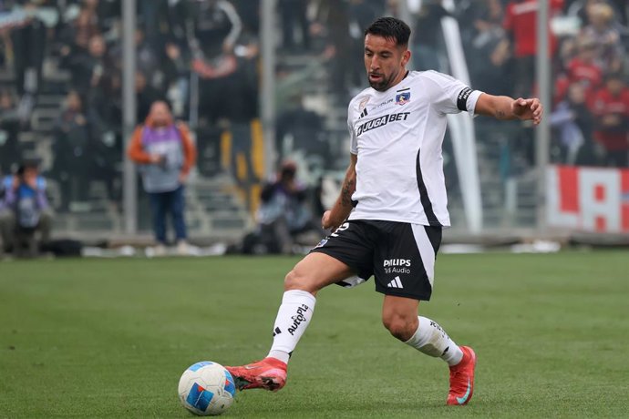 Futbol, Colo Colo vs Huachipato Fecha 18, Liga de Primera 2025 El jugador de Colo Colo Mauricio Isla es fotografiado durante un partido de primera division contra Huachipato disputado en el estadio Monumental en Santiago, Chile. 03/08/2025 Jonnathan