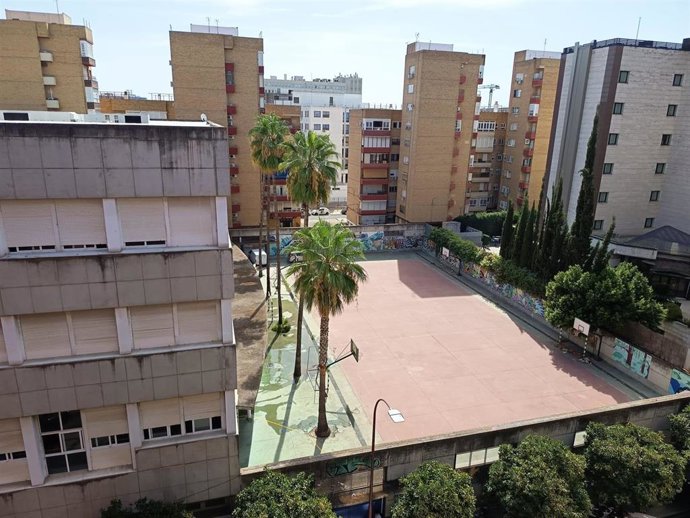 Vista exterior de las instalaciones deportivas y parte del edificio principal del IES Murillo como imagen de recurso