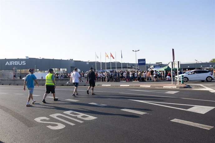 Trabajadores de Airbus se concentran a las puertas de la sede de Getafe, a 1 de septiembre de 2026, en Getafe, Madrid (España).
