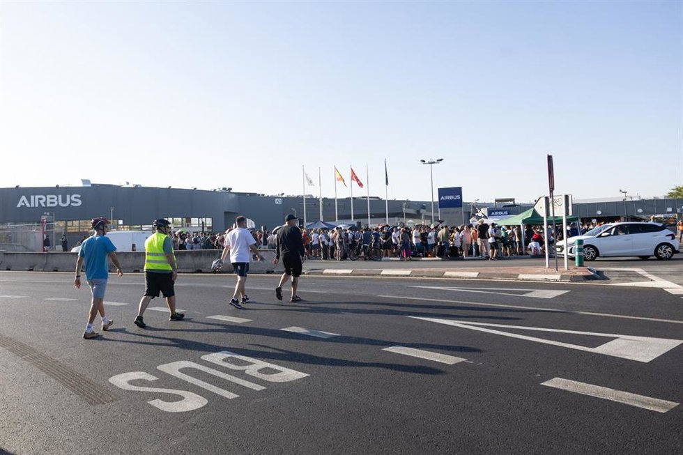 Trabajadores de Airbus se concentran a las puertas de la sede de Getafe, a 1 de septiembre de 2026, en Getafe, Madrid (España).