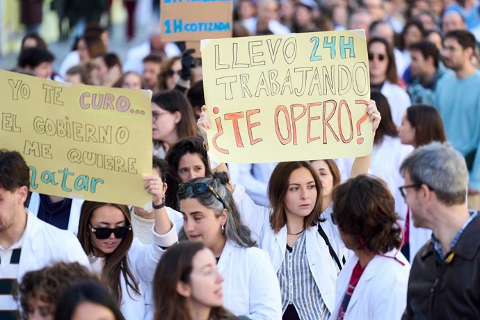Archivo - Arquivo - Dezenas de médicos durante uma manifestação convocada pelo Sindicato dos Médicos contra o Estatuto-Quadro proposto pelo Ministério da Saúde, em 11 de dezembro de 2025, em Santander, Cantábria (Espanha). A Confederação Espanhola de Sind