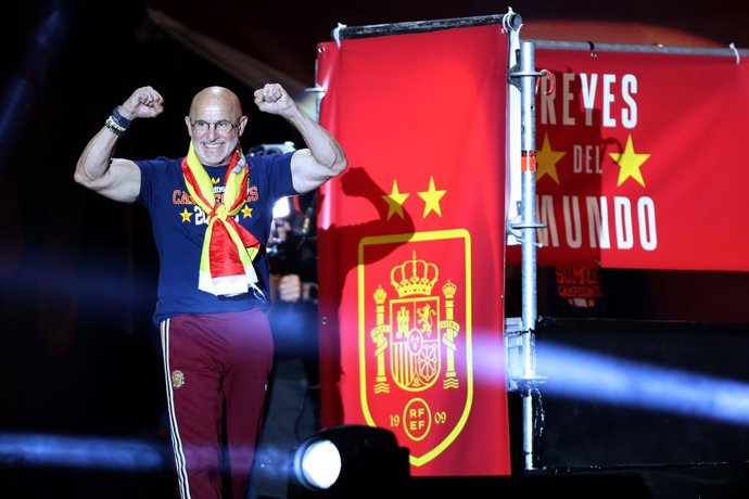Archivo - July 20, 2026, Madrid, Madrid, Spain: Spain national team head coach LUIS DE LA FUENTE (L) walks onto the main stage with his arms wide open to greet his squad at Plaza de Cibeles, as midfielder MIKEL MERINO (C) and forward NICO WILLIAMS (R, see