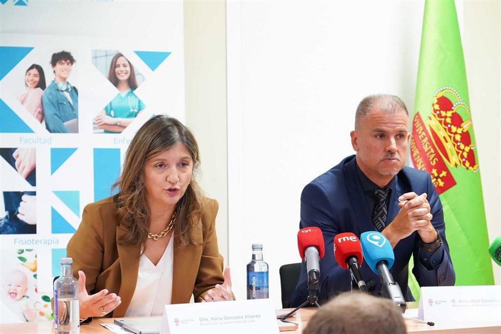 La rectora de la ULE, Nuria González (izquierda) y el vicerrector de Actividad Académica, Julio Abad, han dado a conocer los datos de matriculación del nuevo curso en la Facultad de Ciencias de la Salud.