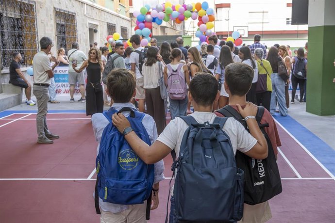 Un grupo de niños a la entrada del colegio, a 8 de septiembre de 2026, en Ceuta (España). 