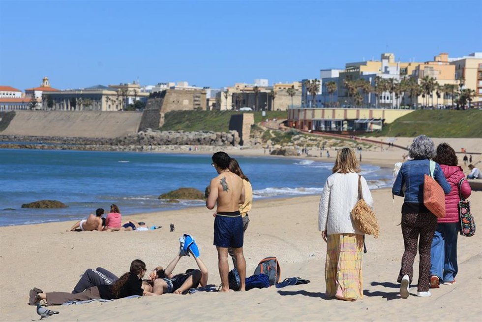 Archivo - Las playas andaluzas, preparadas para la Semana Santa. Imágenes de playas de Cádiz en la mañana del Domingo de Ramos. En Cádiz, a 29 de marzo de 2026.