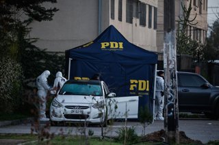 Santiago, 8 de Septiembre de 2026.  Balacera en calle Barros Luco en San Ramon contra un vehiculo que se encontraba estacionado con dos ocupantes, un herido de gravedad y otro fallecido  La Brigada de Homicidios realiza pericias en el Sitio del