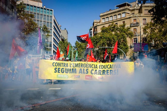 Docentes durante la manifestación por la huelga educativa, a 8 de septiembre de 2026, en Barcelona