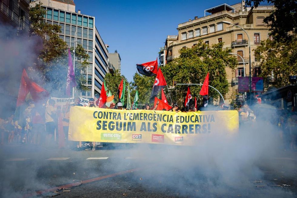 Docentes durante la manifestación por la huelga educativa, a 8 de septiembre de 2026, en Barcelona