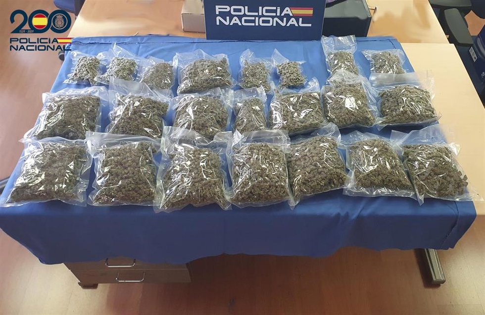 Detenida la destinataria de un paquete con más de tres kilos y medio de marihuana en Manacor
