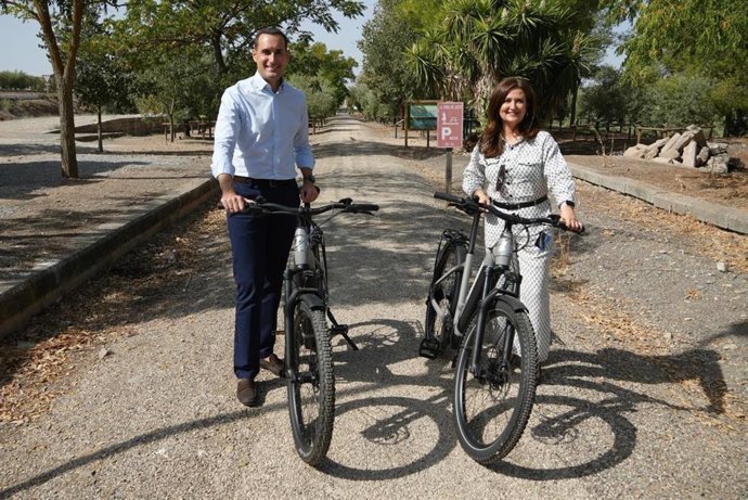 Juan Latorre y Yolanda Caballero en la antigua estación junto a la Vía Verde del Aceite.