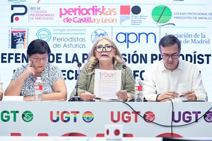 (I-D) Carmen del Riego, Leonor Romero e Ignacio Coll, miembros de las organizaciones periodísticas y sindicales presentan un manifiesto conjunto contra el acoso y las agresiones a periodistas, en la sede confederal de UGT, a 8 de septiembre de 2026, en Ma