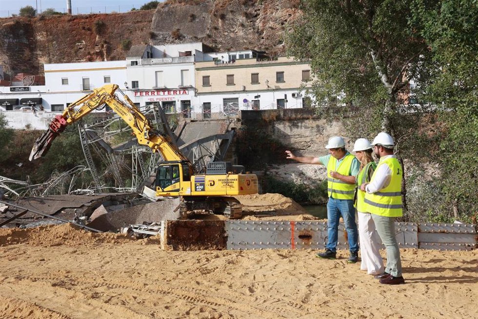 La presidenta de la Diputación de Cádiz, Almudena Martínez del Junco, y el alcalde de Arcos, Miguel Rodríguez, visitan el desmontaje y derribo del puente de San Miguel en Arcos. A 08 de septiembre de 2026, en Arcos de la Frontera, Cádiz.