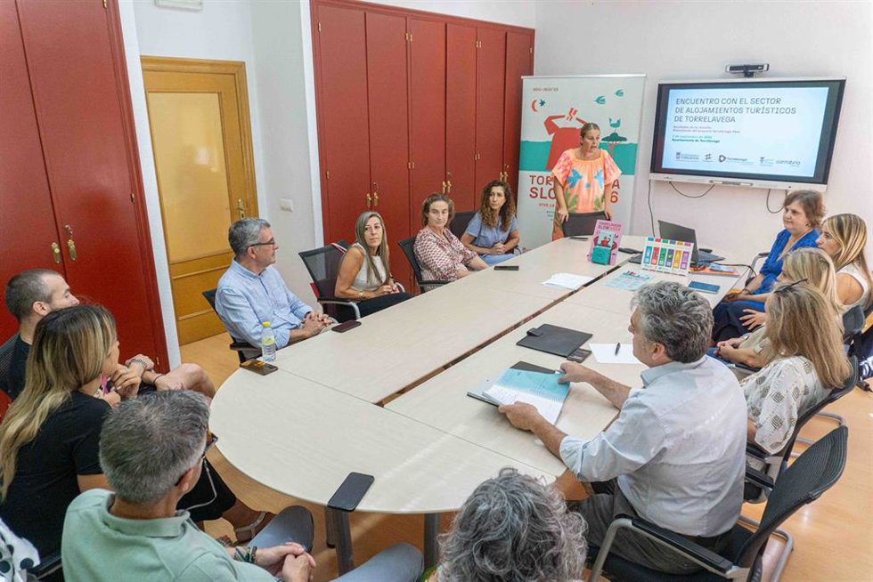 Reunión entre el Ayuntamiento y el sector de alojamientos turísticos de Torrelavega