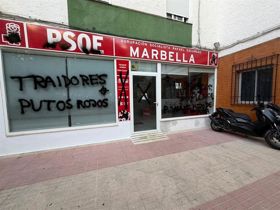 PSOE condena el vandalismo de su sede de Marbella y pide una respuesta unánime de todos los partidos.