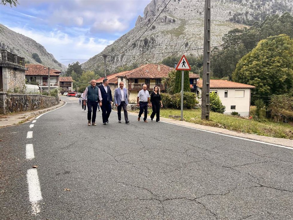 El consejero de Fomento, Vivienda, Ordenación del Territorio y Medio Ambiente, Roberto Media, visita obras de mejora de la CA-260 que afecta a los ayuntamientos de Liérganes, Miera y San Roque de Riomiera.