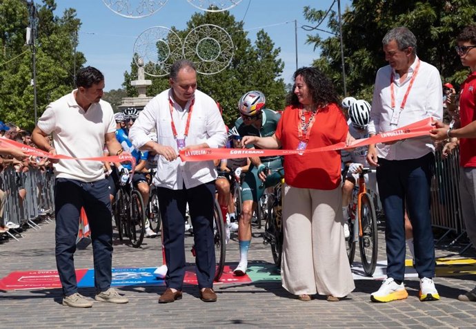 El presidente de la Diputación de Huelva, David Toscano, junto a la alcaldesa de Cortegana (Huelva), María del Mar Martín, en el corte de la cinta de la etapa 16 de La Vuelta Ciclista a España por el citado municipio.