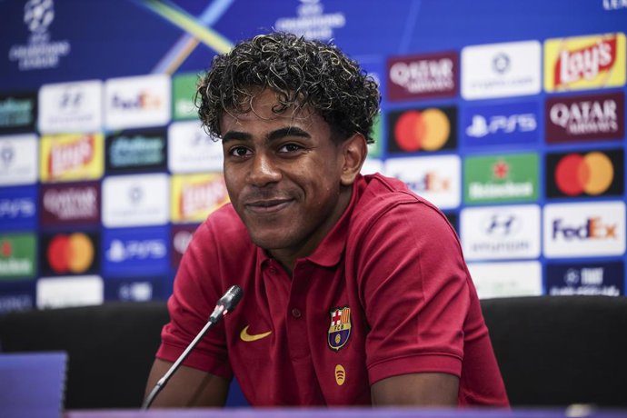 El jugador del FC Barcelona Lamine Yamal en la rueda de prensa previa al partido de Champions contra el Feyenoord