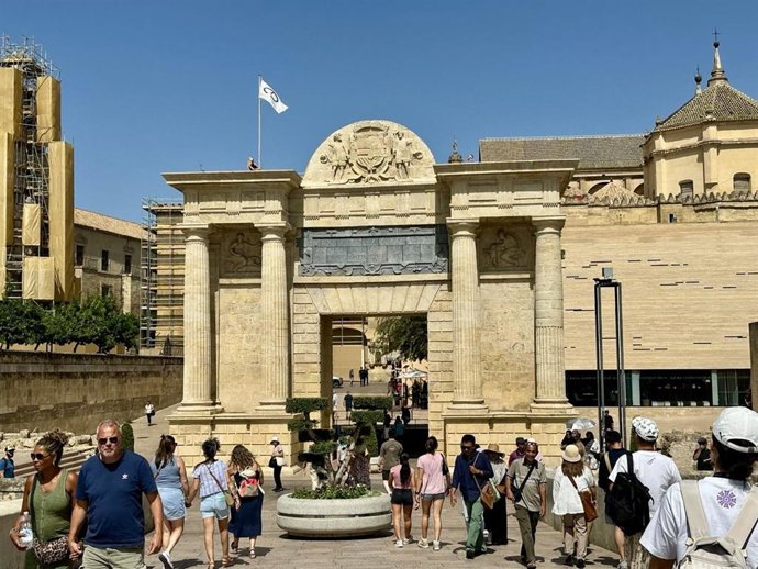 La teniente de alcalde y delegada de Centro Histórico en el Ayuntamiento de Córdoba, Lourdes Morales, en el izado de bandera de la Organización de Ciudades Patrimonio Mundial en la Puerta del Puente.