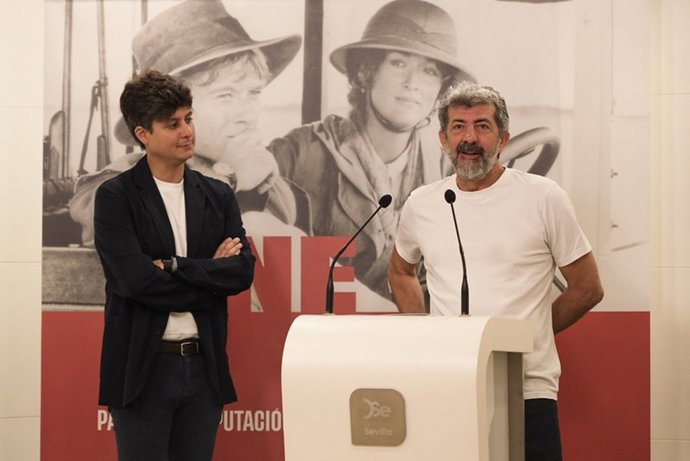 El diputado Casimiro Fernández junto al cineasta Alberto Rodríguez, delante del atril, en la presentación de la programación del Cine de Verano en el Patio de la Diputación