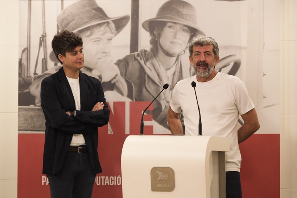 El diputado Casimiro Fernández junto al cineasta Alberto Rodríguez, delante del atril, en la presentación de la programación del Cine de Verano en el Patio de la Diputación