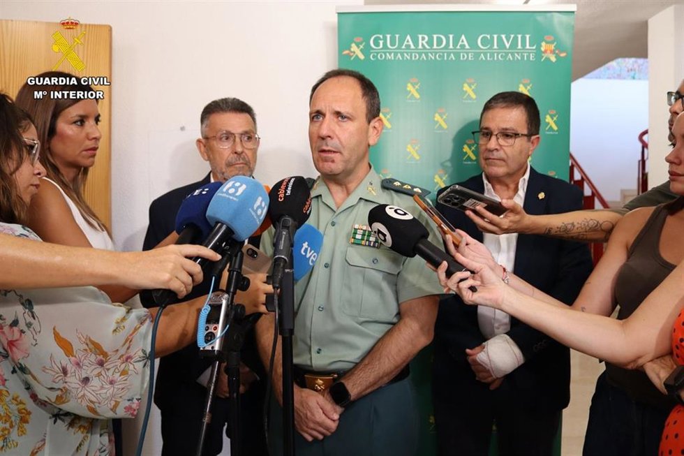 El coronel jefe de la Comandancia de la Guardia Civil en Alicante, Francisco Poyato (c), este martes en Agost