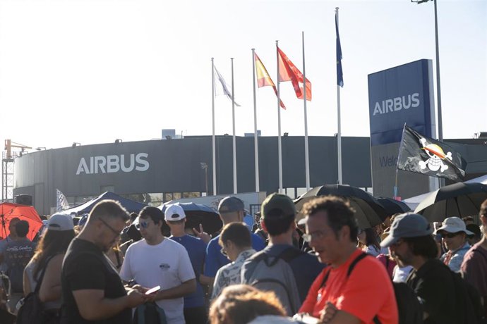 Trabajadores de Airbus se concentran a las puertas de la sede de Getafe, a 1 de septiembre de 2026, en Getafe, Madrid (España). 