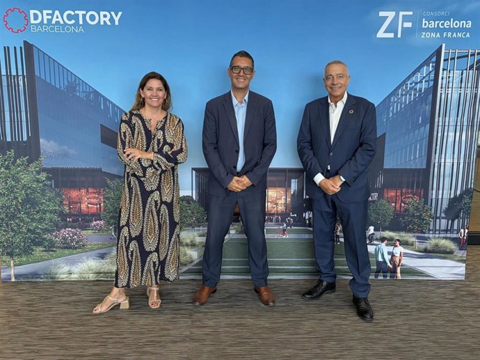 El presidente ejecutivo del CZFB, Pere Navarro, la directora general del CZFB, Blanca Sorigué, y el fundador de Earis Technologies, Jordi Gutiérrez.